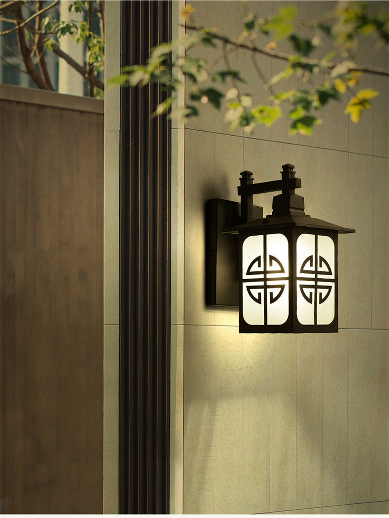 Traditional exterior weatherproof garden light