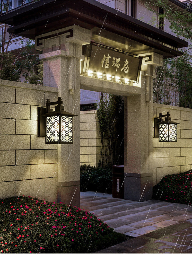 Traditional exterior weatherproof garden light